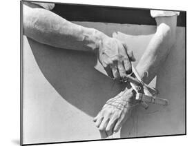 Hands of the Puppeteer, 1929-Tina Modotti-Mounted Giclee Print