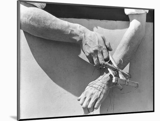 Hands of the Puppeteer, 1929-Tina Modotti-Mounted Giclee Print