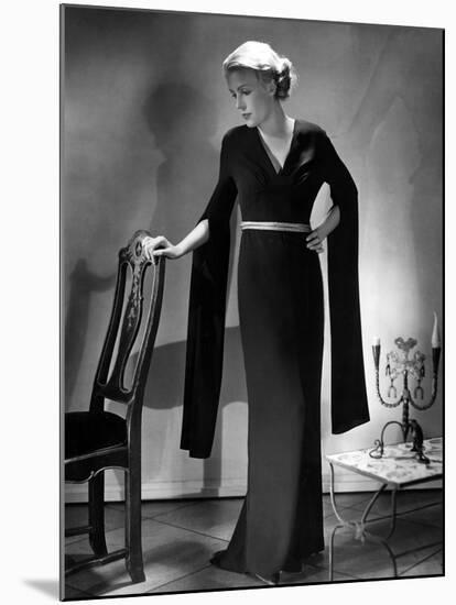 Hanging Sleeves 1930S-null-Mounted Photographic Print