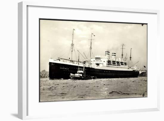 Hapag, Dampfschiff Albert Ballin Am Hafen, Schlepper-null-Framed Giclee Print