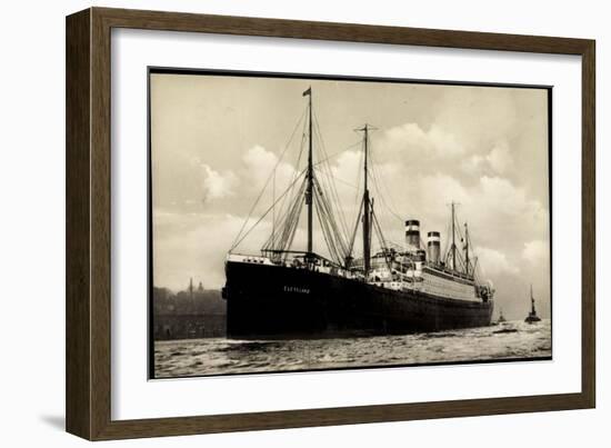 Hapag, Dampfschiff Cleveland in Fahrt Am Hafen-null-Framed Giclee Print