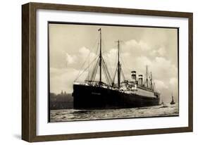 Hapag, Dampfschiff Cleveland in Fahrt Am Hafen-null-Framed Giclee Print