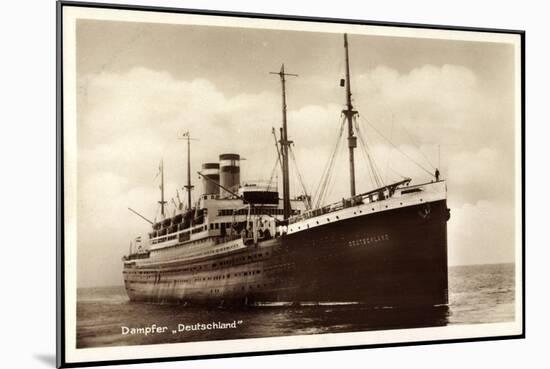 Hapag, Dampfschiff Deutschland in Fahrt, Front-null-Mounted Giclee Print