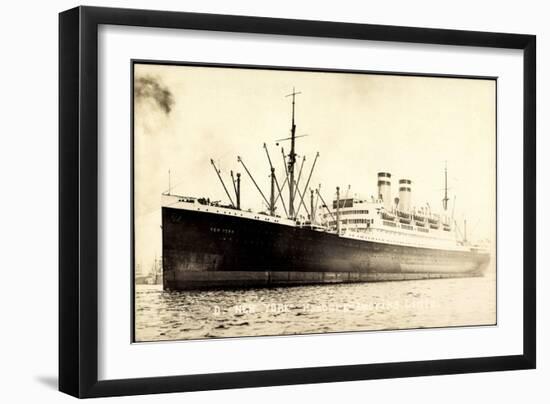 Hapag, Dampfschiff New York Am Hafen Vor Anker-null-Framed Giclee Print