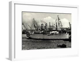 Hapag, Dampfschiff Oceana Am Hafen, Schlepper-null-Framed Giclee Print