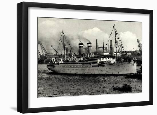 Hapag, Dampfschiff Oceana Am Hafen, Schlepper-null-Framed Giclee Print