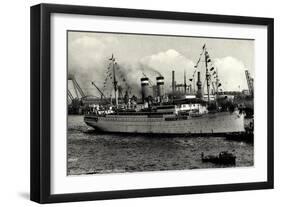 Hapag, Dampfschiff Oceana Am Hafen, Schlepper-null-Framed Giclee Print