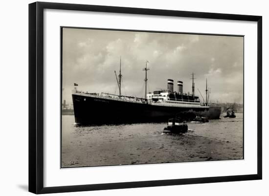 Hapag, Hochseedampfer Albert Ballin Im Hafen-null-Framed Giclee Print