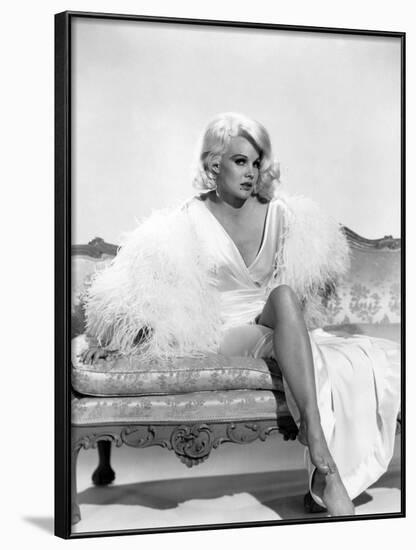 HARLOW, 1965 directed by GORDON DOUGLAS Carroll Baker (b/w photo)-null-Framed Photo