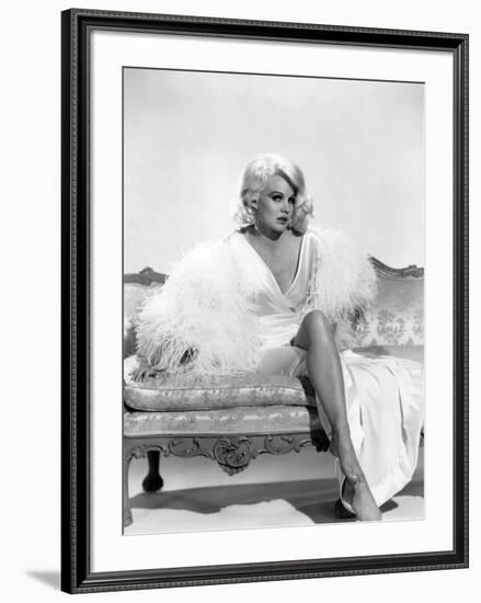 HARLOW, 1965 directed by GORDON DOUGLAS Carroll Baker (b/w photo)-null-Framed Photo