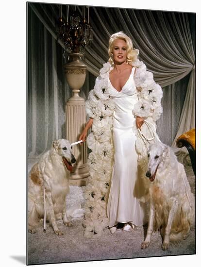 HARLOW, 1965 directed by GORDON DOUGLAS Carroll Baker (photo)-null-Mounted Photo