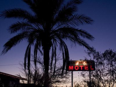 https://imgc.allpostersimages.com/img/posters/harmony-hotel-twentynine-palms-california-united-states-of-america-north-america_u-L-P7LLUG0.jpg?artPerspective=n