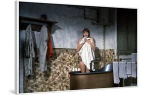 HATARI !, 1962 directed by HOWARD HAWKS Elsa Martinelli (photo)-null-Framed Photo