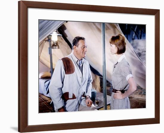 HATARI !, 1962 directed by HOWARD HAWKS John Wayne and Elsa Martinelli (photo)-null-Framed Photo