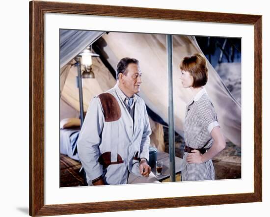 HATARI !, 1962 directed by HOWARD HAWKS John Wayne and Elsa Martinelli (photo)-null-Framed Photo