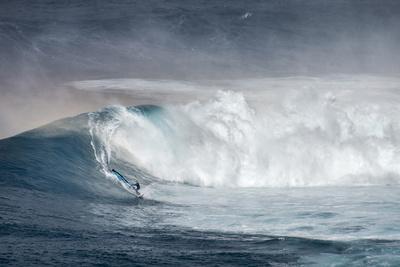 https://imgc.allpostersimages.com/img/posters/hawaii-maui-lone-windsurfer-on-monster-waves-at-pe-ahi-jaws-north-shore-maui_u-L-Q13BOZE0.jpg?artPerspective=n