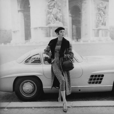 Vogue - September 1955 - By the Arc de Triomphe