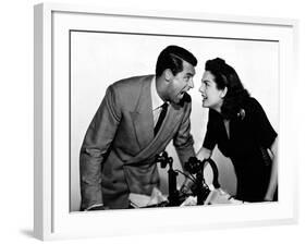 HIS GIRL FRIDAY, 1940 directed by HOWARD HAWKS Cary Grant and Rosalind Russell (b/w photo)-null-Framed Photo