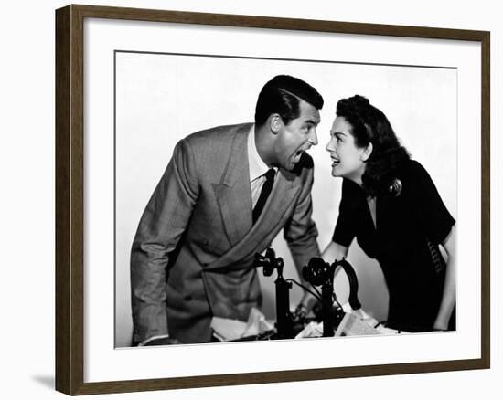 HIS GIRL FRIDAY, 1940 directed by HOWARD HAWKS Cary Grant and Rosalind Russell (b/w photo)-null-Framed Photo