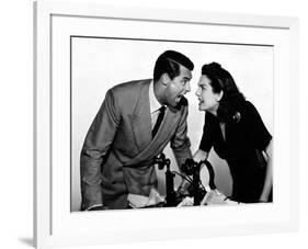 HIS GIRL FRIDAY, 1940 directed by HOWARD HAWKS Cary Grant and Rosalind Russell (b/w photo)-null-Framed Photo