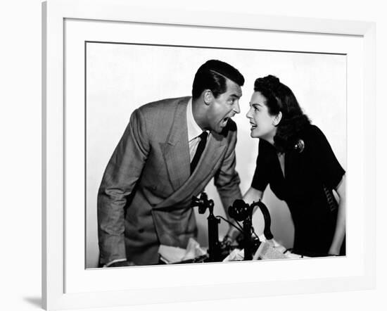 HIS GIRL FRIDAY, 1940 directed by HOWARD HAWKS Cary Grant and Rosalind Russell (b/w photo)-null-Framed Photo