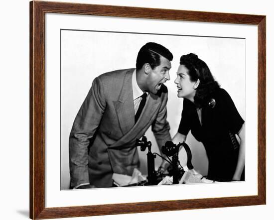 HIS GIRL FRIDAY, 1940 directed by HOWARD HAWKS Cary Grant and Rosalind Russell (b/w photo)-null-Framed Photo