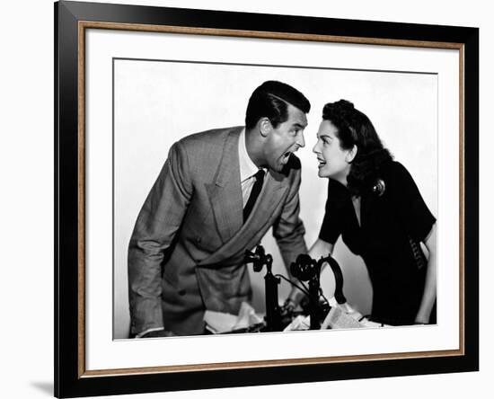 HIS GIRL FRIDAY, 1940 directed by HOWARD HAWKS Cary Grant and Rosalind Russell (b/w photo)-null-Framed Photo