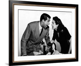 HIS GIRL FRIDAY, 1940 directed by HOWARD HAWKS Cary Grant and Rosalind Russell (b/w photo)-null-Framed Photo