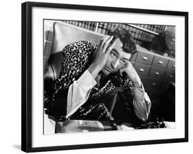 HIS GIRL FRIDAY, 1940 directed by HOWARD HAWKS Cary Grant (b/w photo)-null-Framed Photo