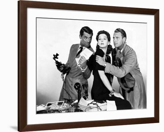 HIS GIRL FRIDAY, 1940 directed by HOWARD HAWKS Cary Grant, Rosalind Russell and Ralph Bellamy (b/w-null-Framed Photo