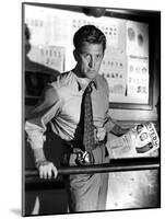 Histoire by detective (Detective Story) by William Wyler with Kirk Douglas, 1951 (b/w photo)-null-Mounted Photo