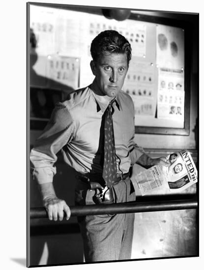 Histoire by detective (Detective Story) by William Wyler with Kirk Douglas, 1951 (b/w photo)-null-Mounted Photo