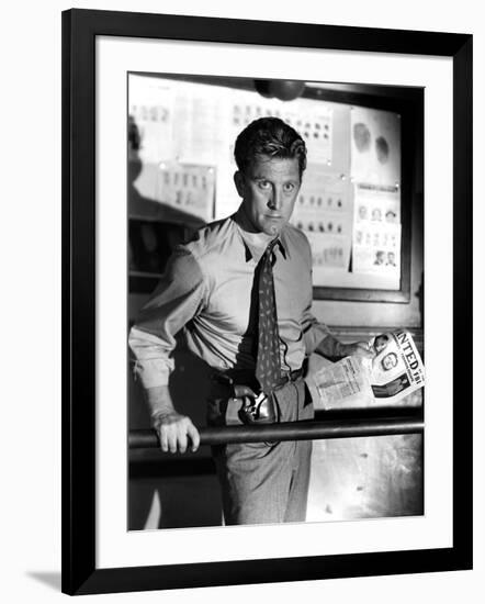 Histoire by detective (Detective Story) by William Wyler with Kirk Douglas, 1951 (b/w photo)-null-Framed Photo