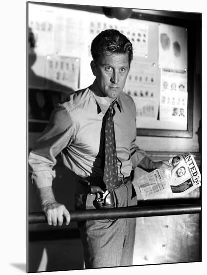 Histoire by detective (Detective Story) by William Wyler with Kirk Douglas, 1951 (b/w photo)-null-Mounted Photo