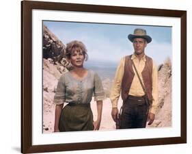 HOMBRE, 1967 directed by MARTIN RITT Diane Cilento and Paul Newman (photo)-null-Framed Photo