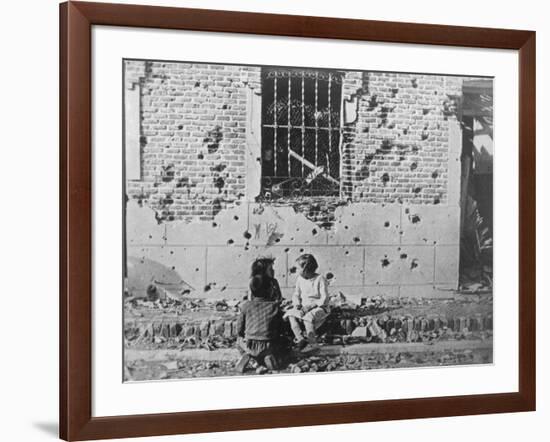 Homeless Children, Barcelona, Catalonia, Spain, Spanish Civil War, C1936-C1939-null-Framed Giclee Print