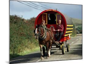 Horse-Drawn Gypsy Caravan, Dingle Peninsula, County Kerry, Munster, Eire (Republic of Ireland)-Roy Rainford-Mounted Photographic Print