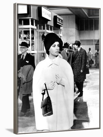 Hotel International THE V.I.P.S d'Anthony Asquith with Elizabeth Taylor, 1963 (b/w photo)-null-Framed Photo