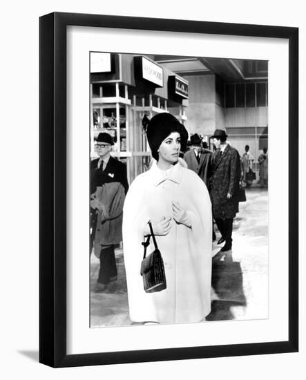 Hotel International THE V.I.P.S d'Anthony Asquith with Elizabeth Taylor, 1963 (b/w photo)-null-Framed Photo