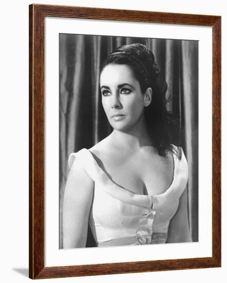 Hotel International THE V.I.P.S d'Anthony Asquith with Elizabeth Taylor, 1963 (b/w photo)-null-Framed Photo