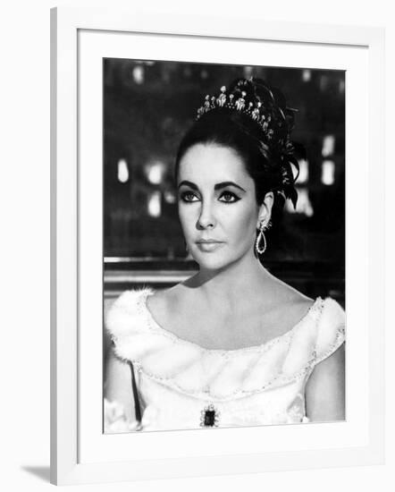 Hotel International THE V.I.P.S d'Anthony Asquith with Elizabeth Taylor, 1963 (b/w photo)-null-Framed Photo