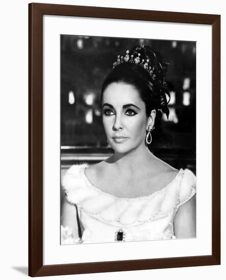 Hotel International THE V.I.P.S d'Anthony Asquith with Elizabeth Taylor, 1963 (b/w photo)-null-Framed Photo