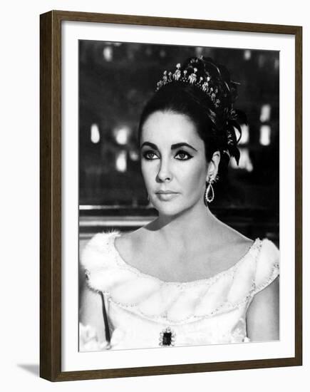 Hotel International THE V.I.P.S d'Anthony Asquith with Elizabeth Taylor, 1963 (b/w photo)-null-Framed Photo