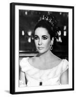 Hotel International THE V.I.P.S d'Anthony Asquith with Elizabeth Taylor, 1963 (b/w photo)-null-Framed Photo