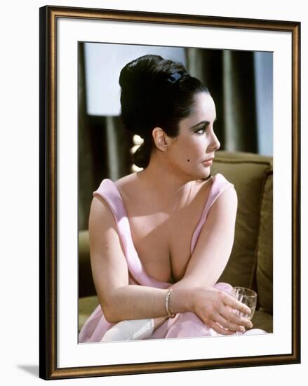 Hotel International THE V.I.P.S d'Anthony Asquith with Elizabeth Taylor, 1963 (photo)-null-Framed Photo