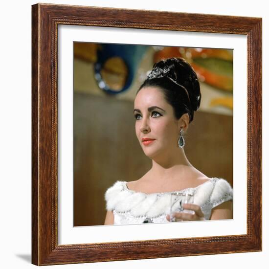 Hotel International THE V.I.P.S d'Anthony Asquith with Elizabeth Taylor, 1963-null-Framed Photo