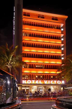 https://imgc.allpostersimages.com/img/posters/hotel-victor-at-night-ocean-drive-miami-south-beach-art-deco-district-florida-usa_u-L-Q11W33O0.jpg?artPerspective=n