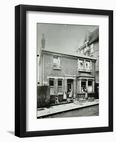 Housewifery, Surrey Lane School, Battersea, London, 1908-null-Framed Premium Photographic Print