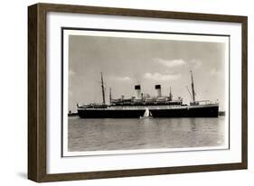 HSDG, Dampfschiff M.S. Monte Pascoal Vor Anker-null-Framed Giclee Print