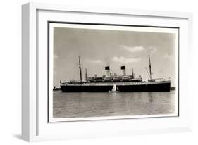 HSDG, Dampfschiff M.S. Monte Pascoal Vor Anker-null-Framed Giclee Print